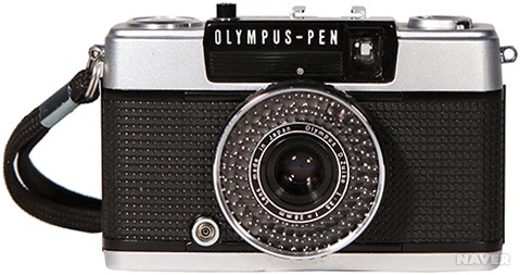 Cámara analógica vintage Olympus Pen EE-3 utilizada como objeto nostálgico y personal en la historia